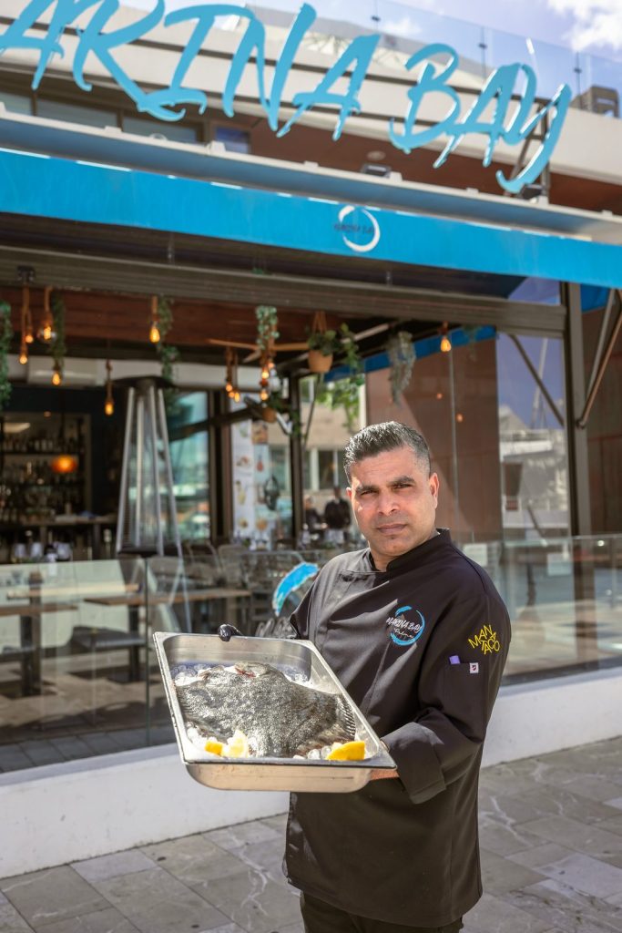 Chef de Marina Bay Palma con pescado fresco