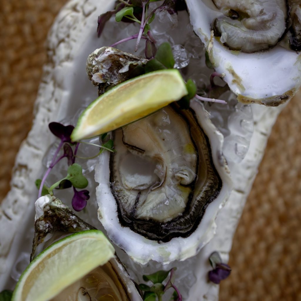 Ostras con limón en Marina Bay Palma