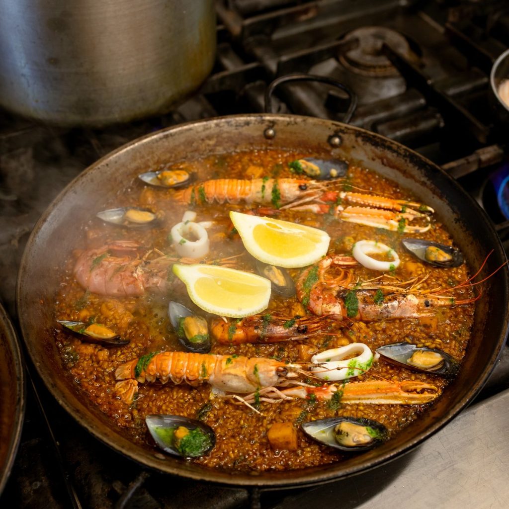 Paella al fuego en Marina Bay Palma