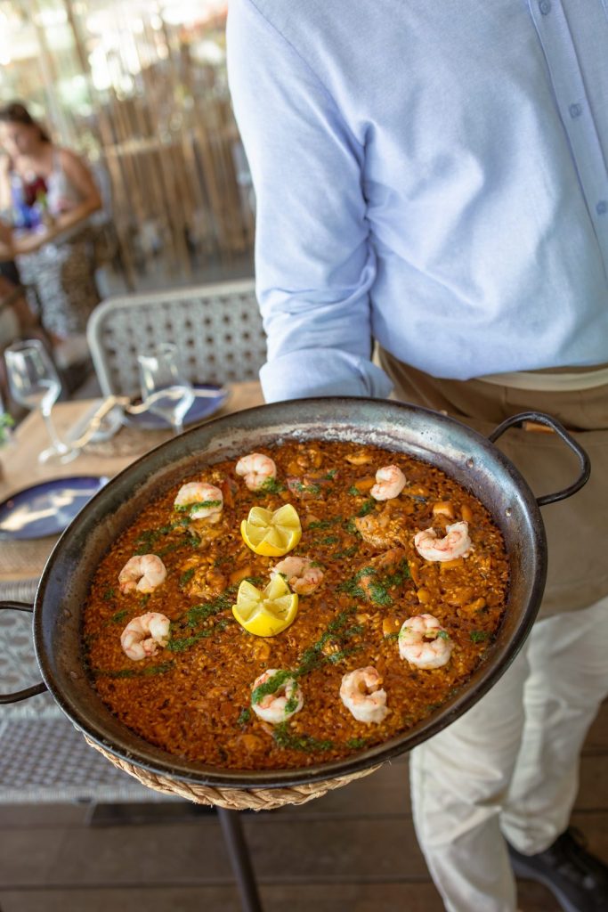 Paella de gambas servida en Marina Bay Palma