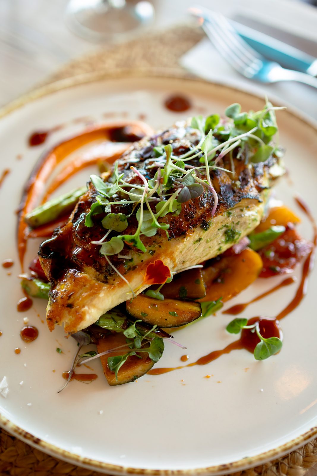 Pescado a la plancha con verduras en Marina Bay Palma