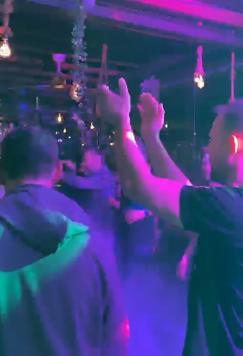 Gente bailando con las manos en alto en la fiesta de Nochevieja