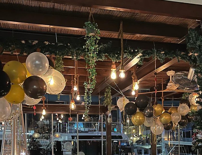 Globos de Nochevieja y guirnaldas de luces en Marina Bay Palma