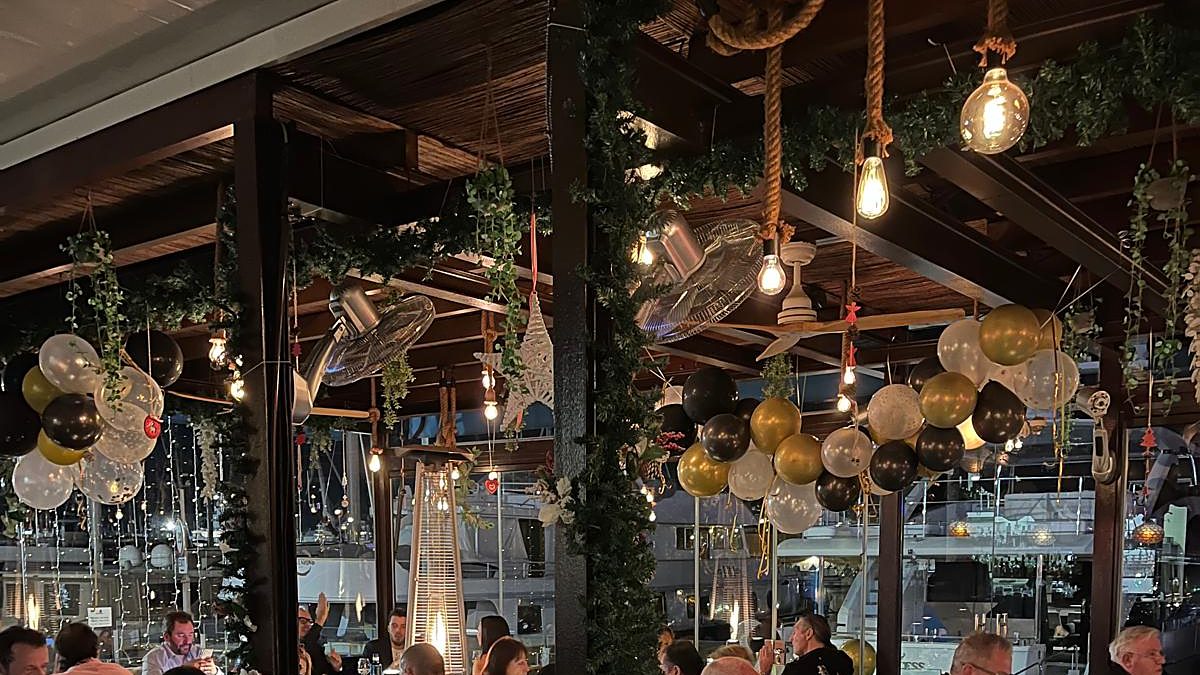 Decoración de Nochevieja en la terraza de Marina Bay, frente al Moll Vell