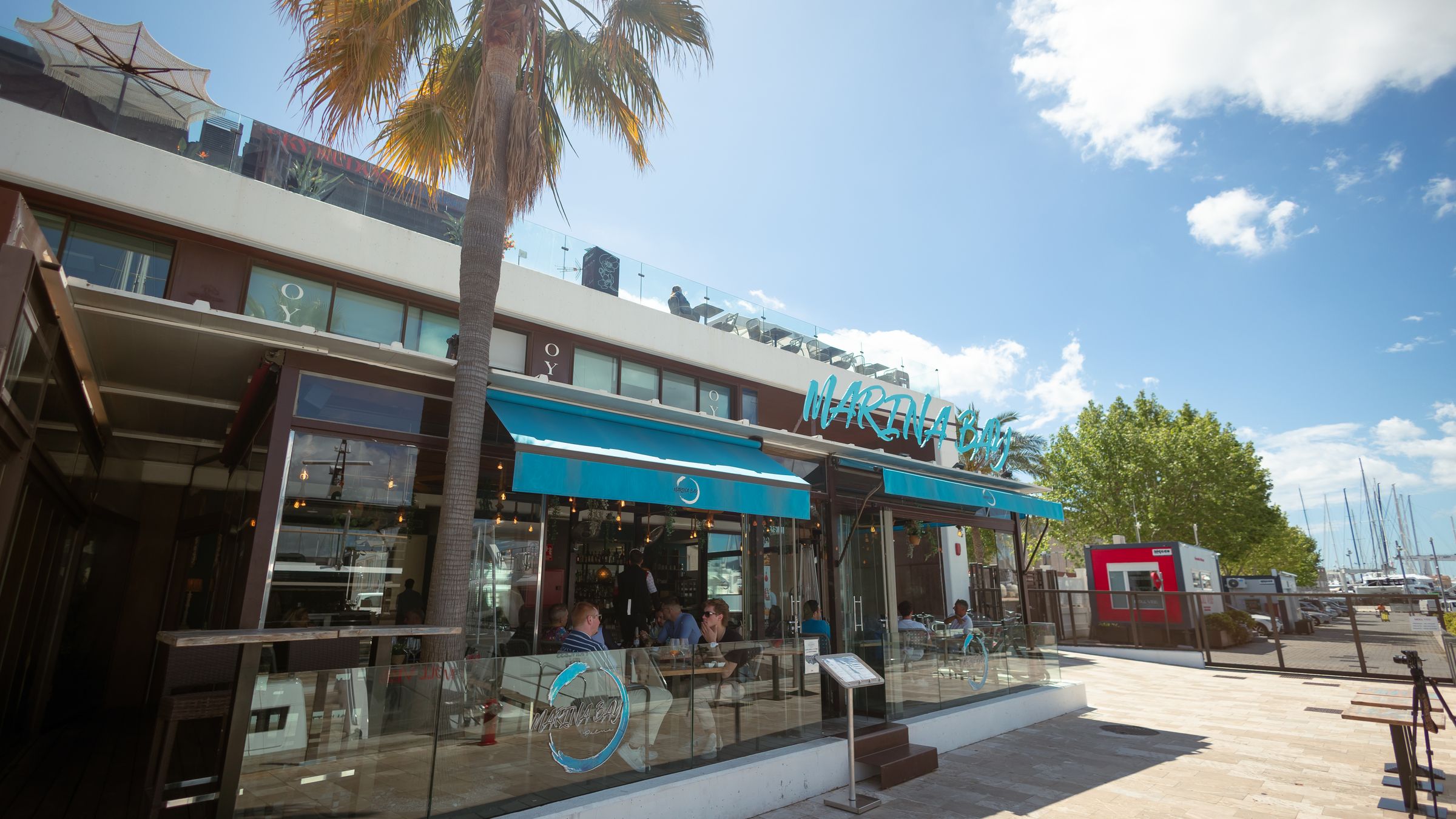 Fachada y terraza de Marina Bay Palma en el Moll Vell
