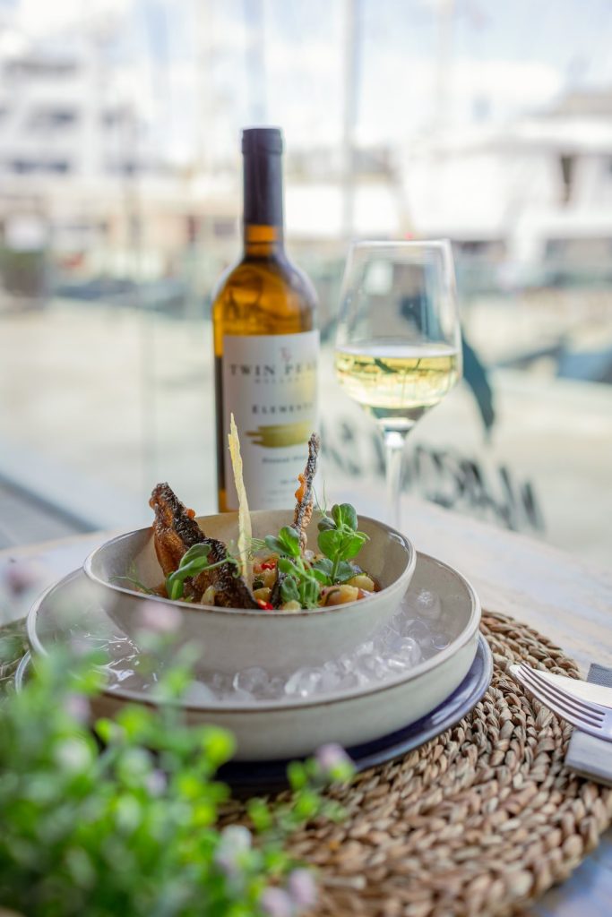 Vino blanco mallorquín y ceviche frente al puerto de Palma